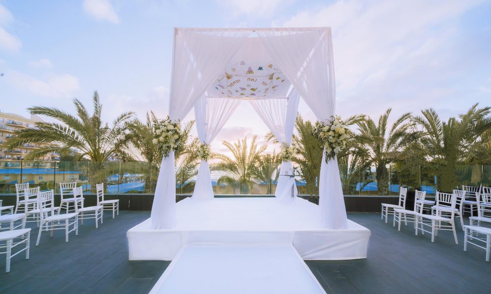 חופה על רקע הים במלון רמדה חדרה